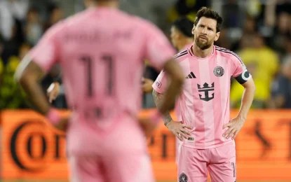 Lionel Messi, del Inter Miami, a la derecha, reacciona tras un gol del Columbus Crew durante la segunda mitad de un partido de la MLS, el domingo 27 de septiembre de 2026, en Columbus, Ohio. Foto Ap