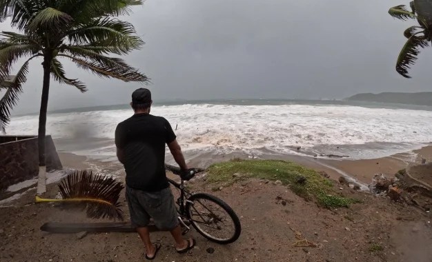 El oleaje se intensifica en la costa jalisciense, por el huracán Simon de categoría 4 que se encuentra a 55 km de punta Perula. Foto Arturo Campos Cedillo