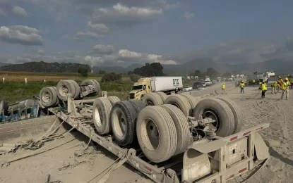 trailer Un tráiler que transportaba cemento volcó en el kilómetro 45+300 luego de quedarse sin frenos, lo que provocó un choque en el que cuatro vehículos resultaron afectados. Dos personas murieron y siete más fueron trasladadas para recibir atención médica. Foto: Alfredo Domínguez/ La Jornada