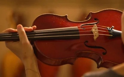 "Es la primera restitución pública en Francia de un instrumento desde los años 1960", dijo a AFP Pascale Bernheim, cofundadora de la asociación Musique et spoliations, que llevó a cabo las investigaciones. Foto Captura de pantalla France.tv
