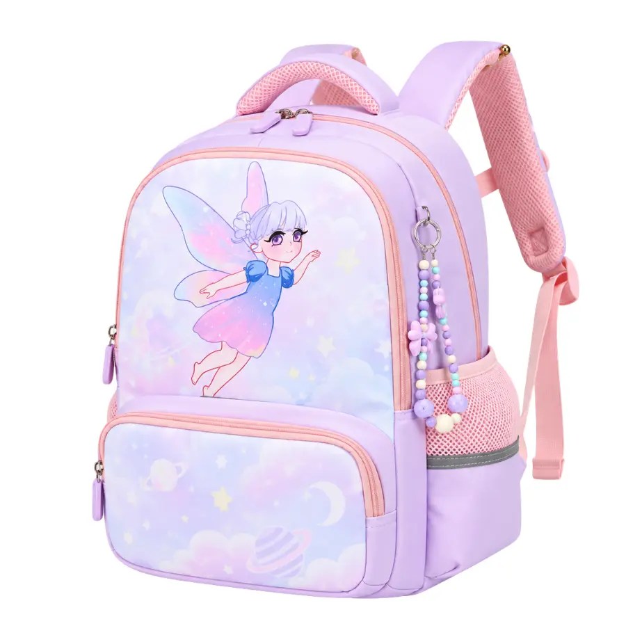 Sac à dos scolaire CE1/CE2 BNS-5032 violet avec motif fée, vue de trois-quarts, grande poche avant, poche latérale et accessoire décoratif.