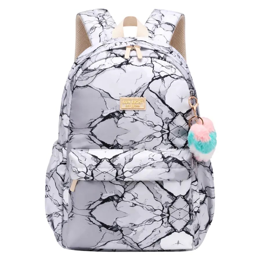Sac à dos scolaire SUN EIGHT référence 8356 noir et blanc avec motif effet marbre, poche avant zippée et porte-clés cœur multicolore, vue de face.