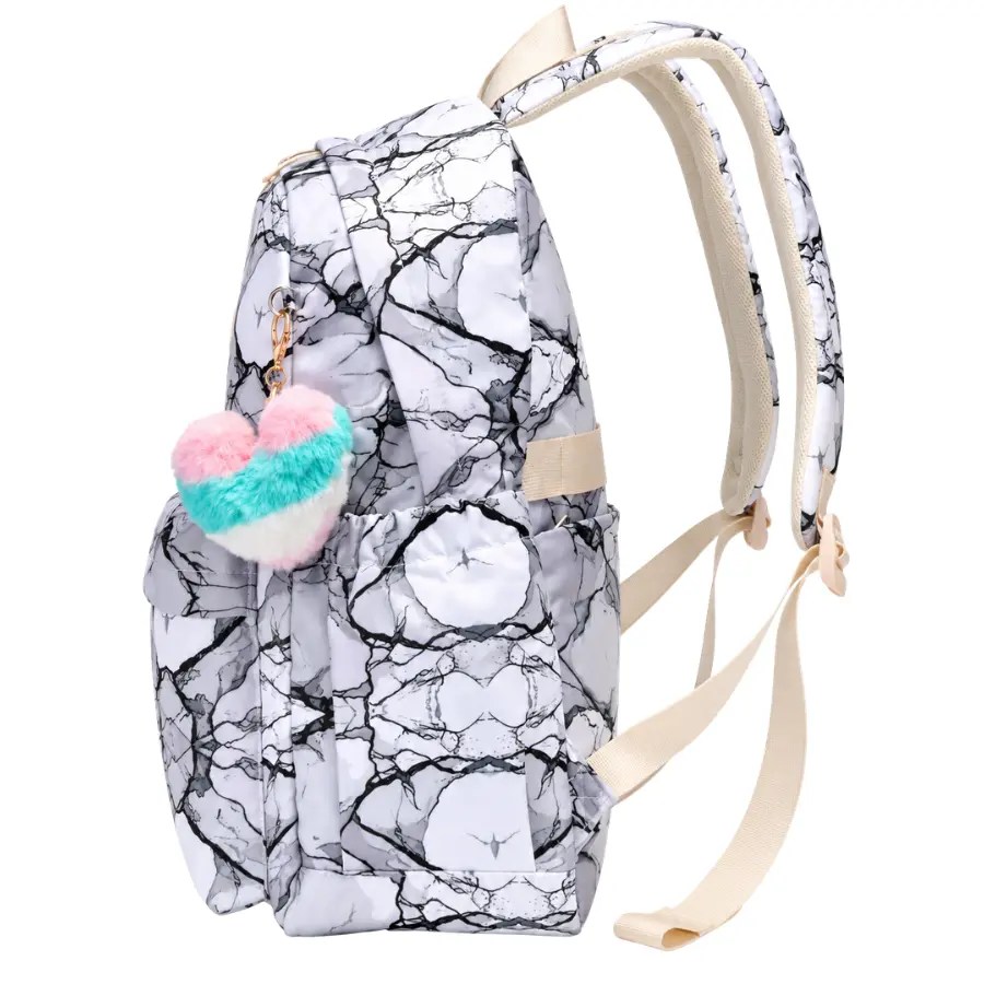 Vue de profil du sac à dos SUN EIGHT 8356 noir et blanc avec motifs marbrés, poche latérale, bretelles réglables et porte-clés décoratif.