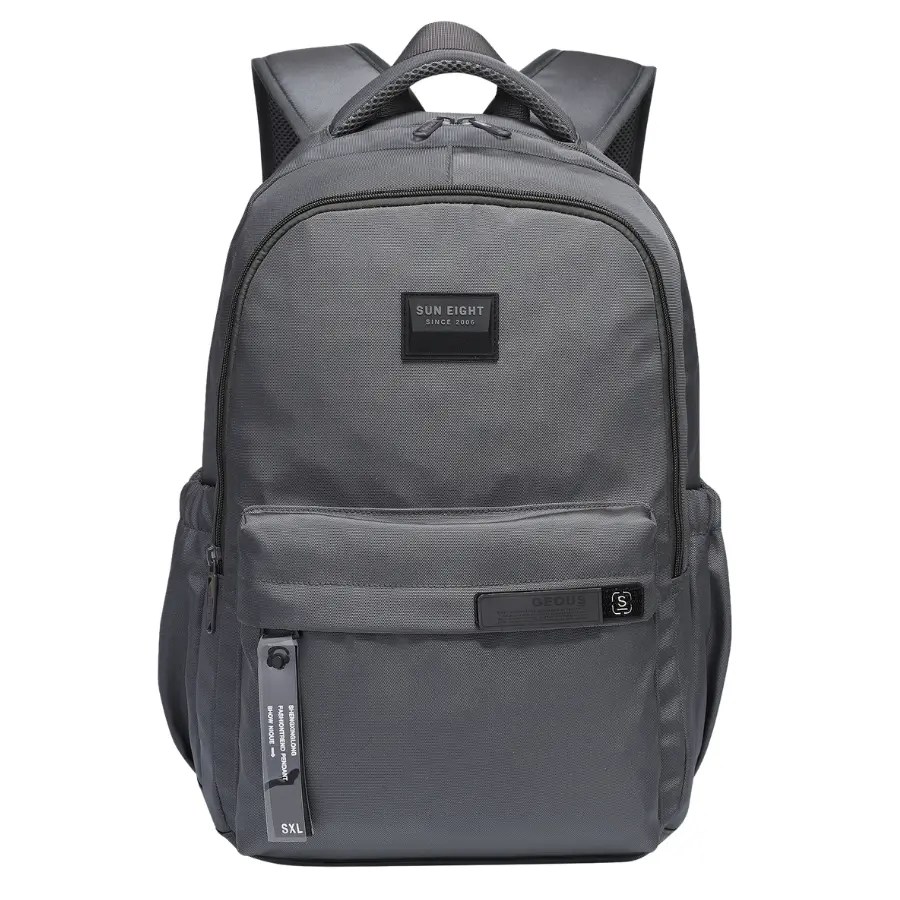 Sac à dos scolaire SUN EIGHT référence 8433 gris foncé, vue de face, avec plusieurs compartiments zippés, poche avant et poches latérales, adapté aux garçons et filles du CM au secondaire.