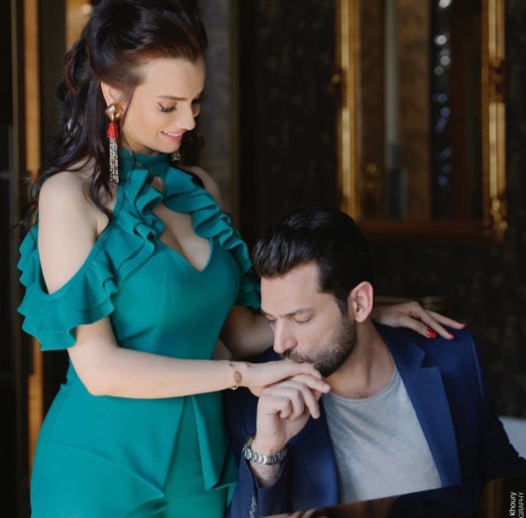 صورة رومانسية جديدة لإيمان الباني ومراد يلدريم تشعل مواقع