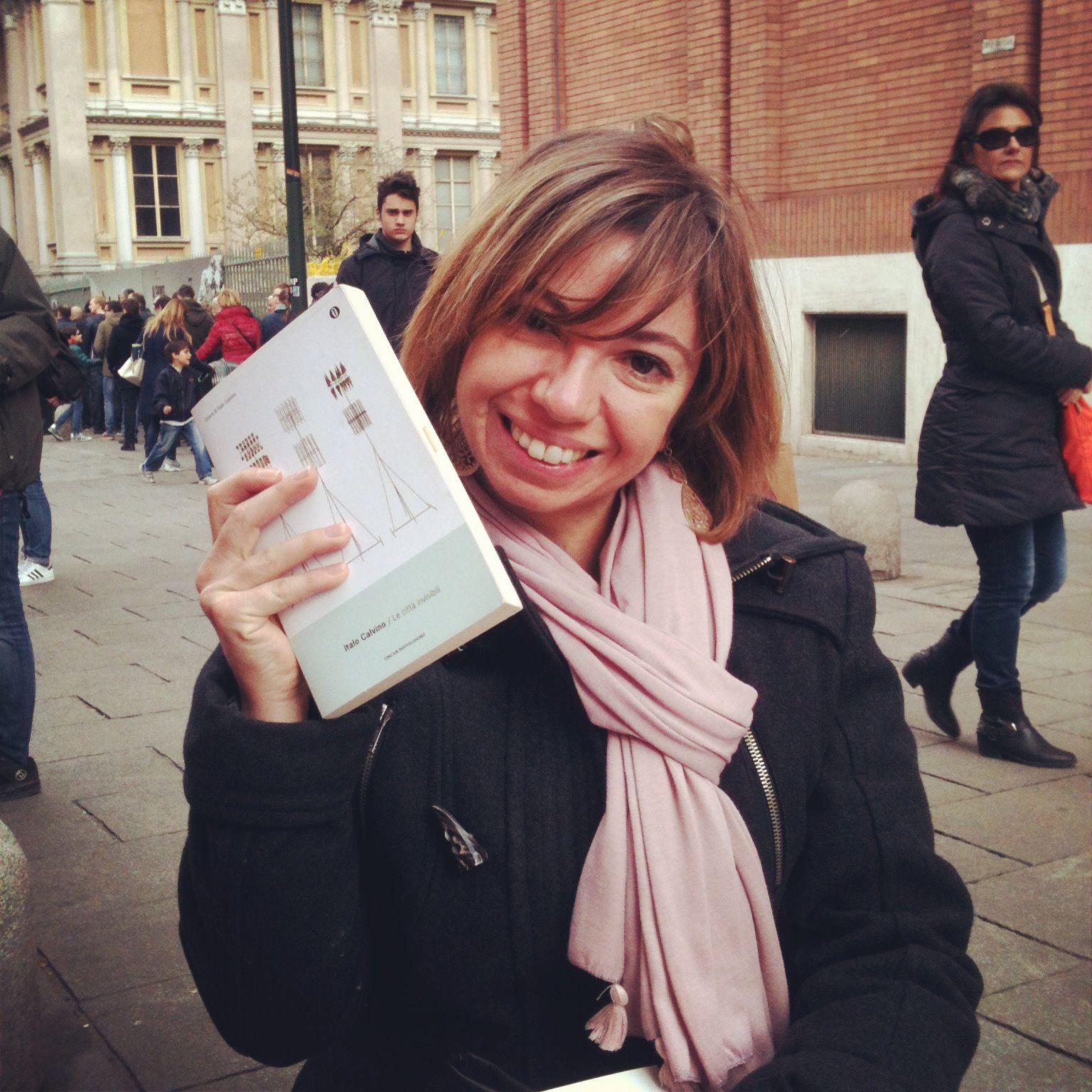 560-Daniela segue il filo sorridendo