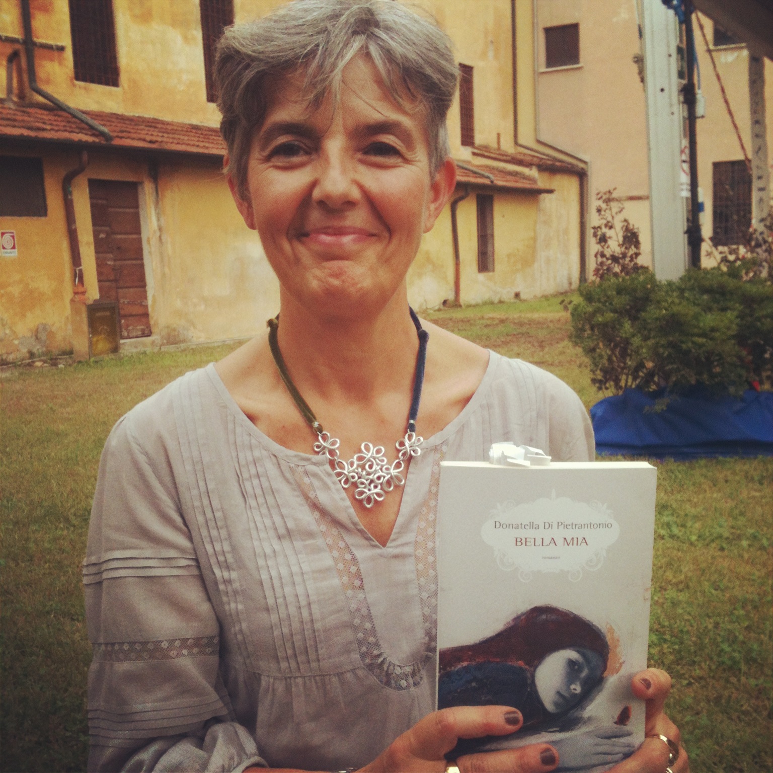 354-Laura ha il sollievo sull'erba