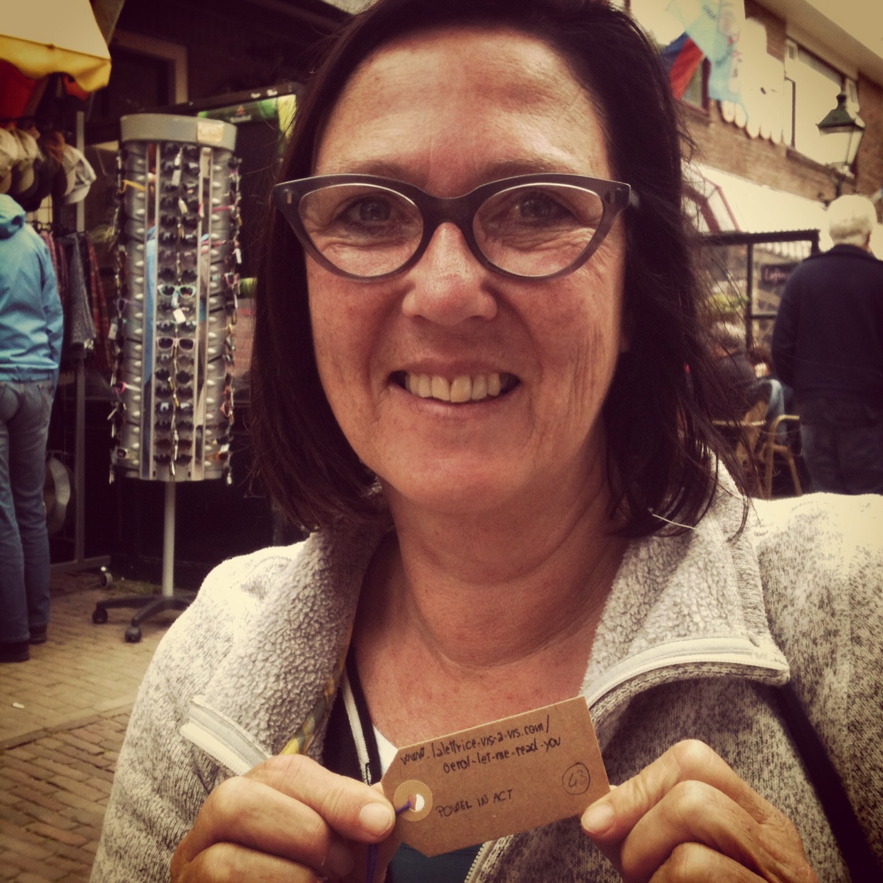 711-43/ Aya: "As James Bond"