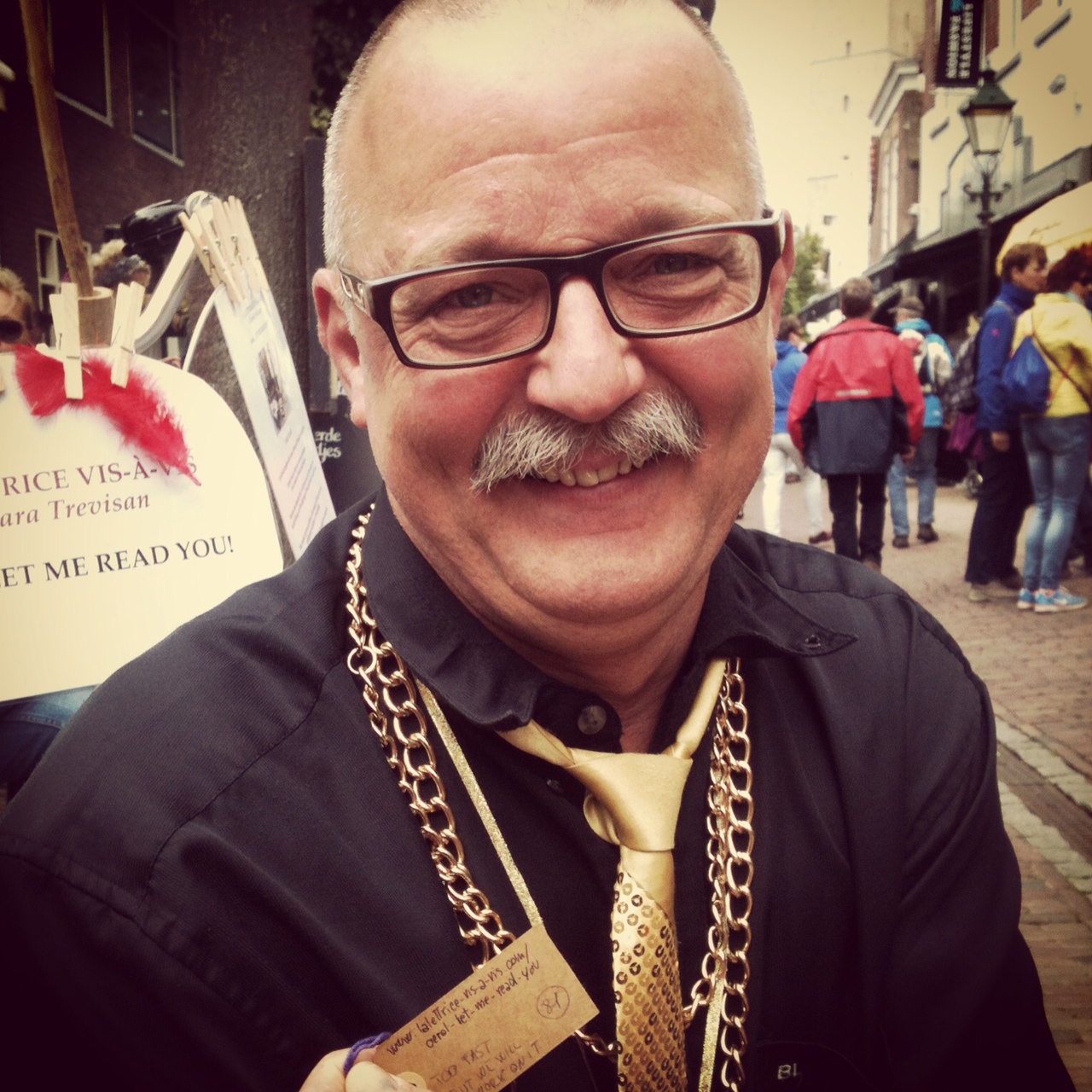 748-81/ Jos: "Happy and serious: the family man"