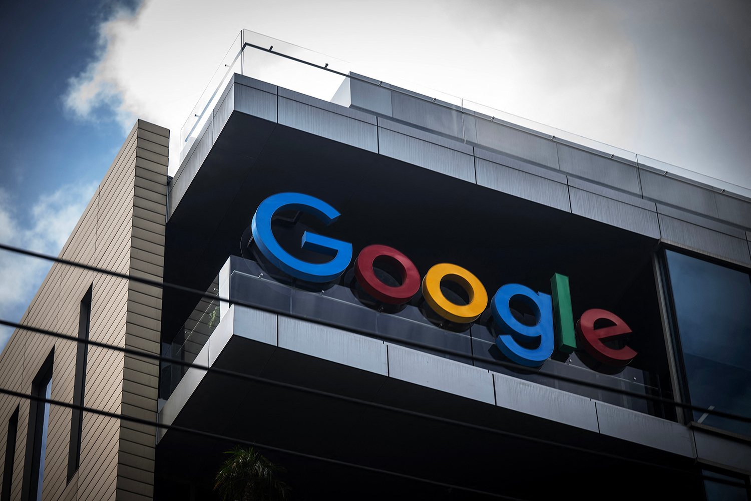 Google Warns That China-Linked Malware Will Haunt Networks for YearsHackers were able to maintain access to their victims for an average 393 days. , Google เตือนมัลแวร์จีนหลอกหลอนเครือข่ายนานปี