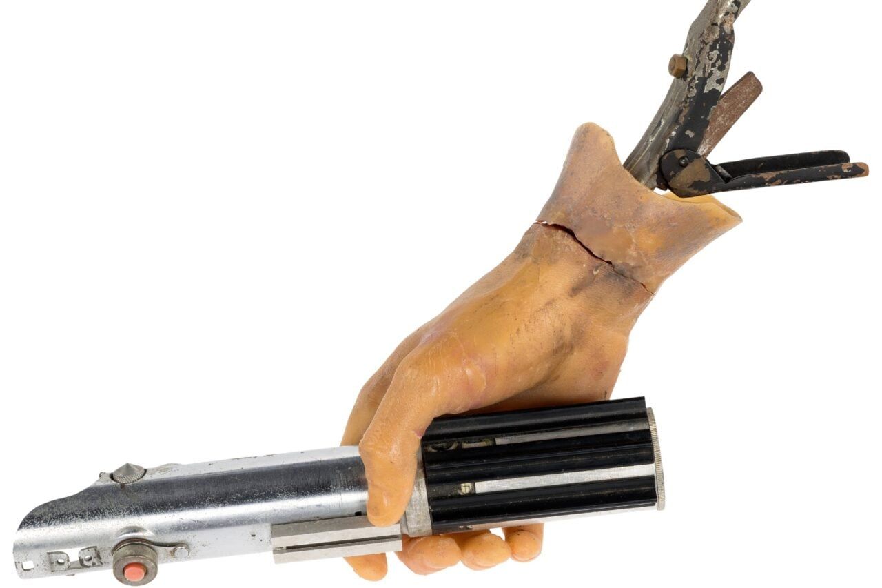 Luke’s ‘Empire Strikes Back’ Lightsaber (With Severed Hand) Sells for $3.75 Million , ไลท์เซเบอร์ของลุคปิดประมูล 3.75 ล้านดอลลาร์