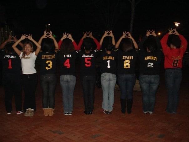 hermanas lined up with back showing number para