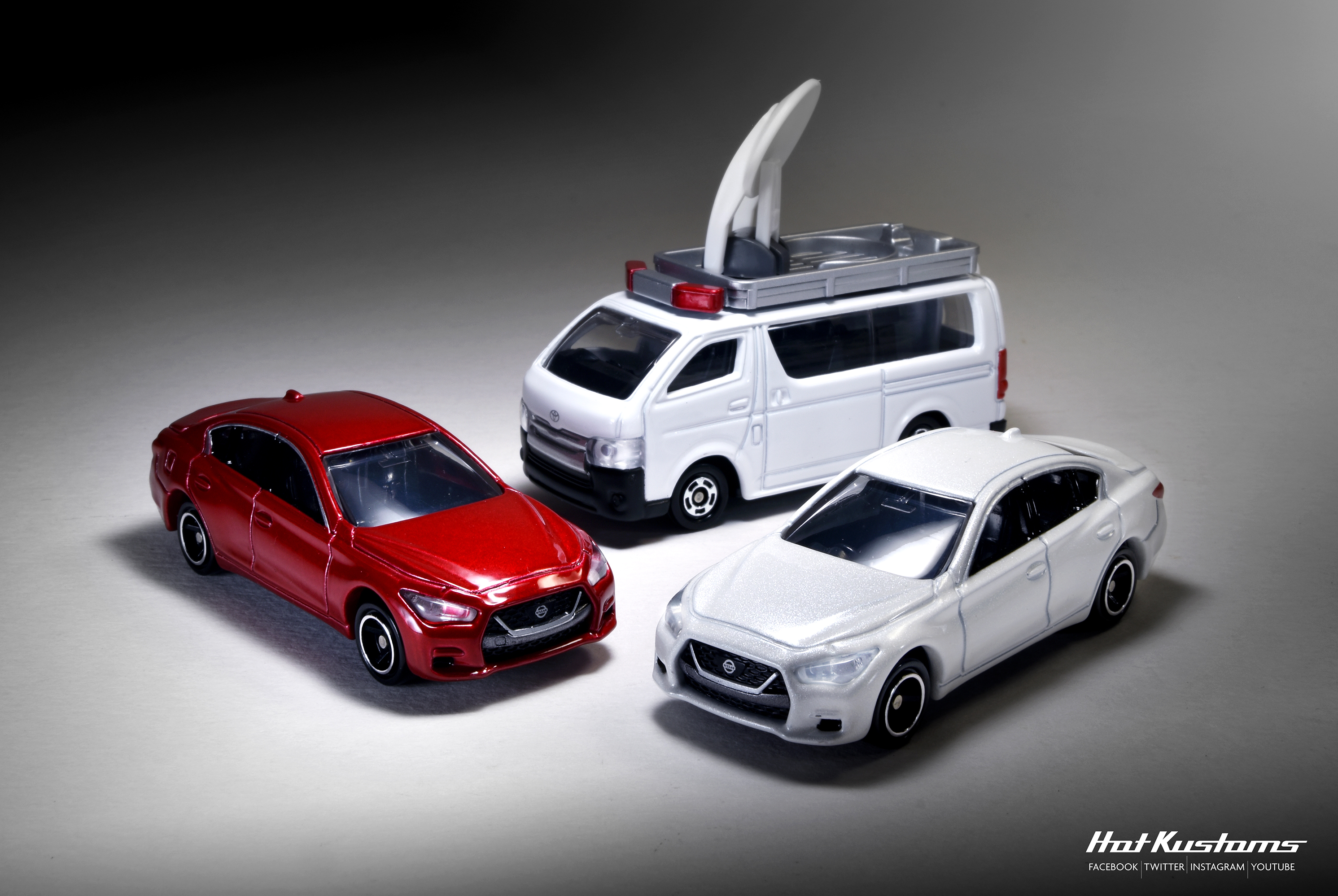 Tomica All-New Skyline With a Communication Satellite HiAce