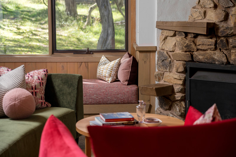 Modern living room at Blairs Chalet Dinner Plain by architect Britt White Studios Bright