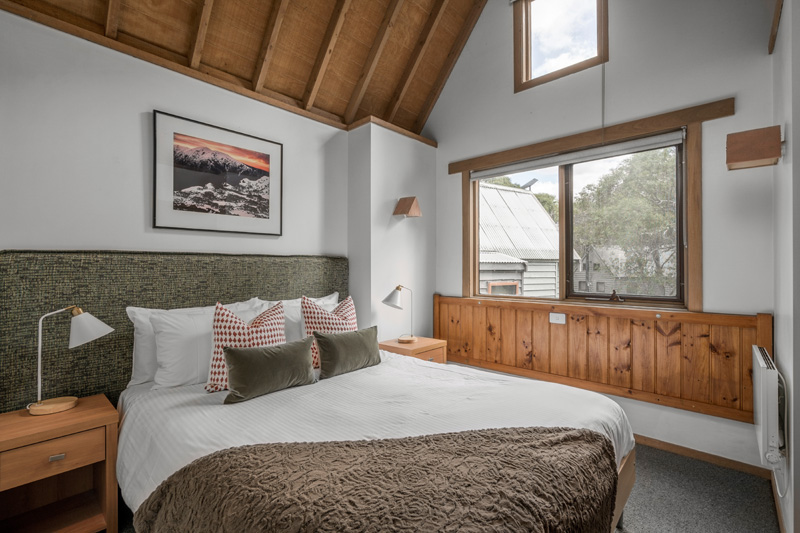 Modern master bedroom at Blairs Chalet Dinner Plain by architect Britt White Studios Bright