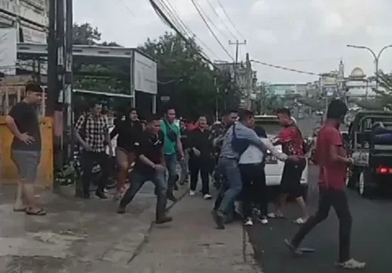 Karna Tarik Paksa Kendaraan Dijalan, Keributan Antara Debt Collektor dan Oknum Anggota Berbaju Loreng Tak Terhindarkan