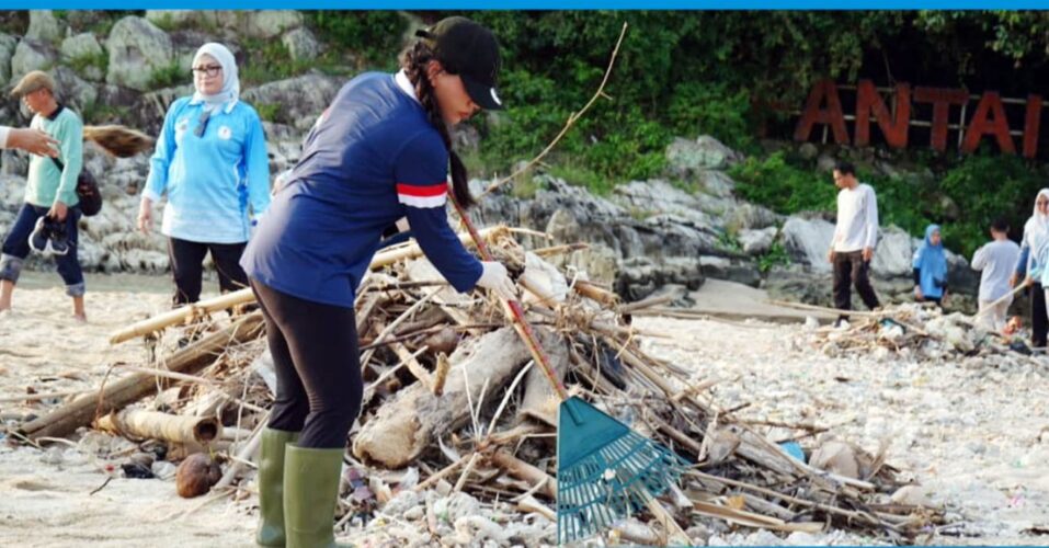 Bersama Jaga Alam, Zita Anjani Pimpin Aksi Bersih Pantai Minang Rua