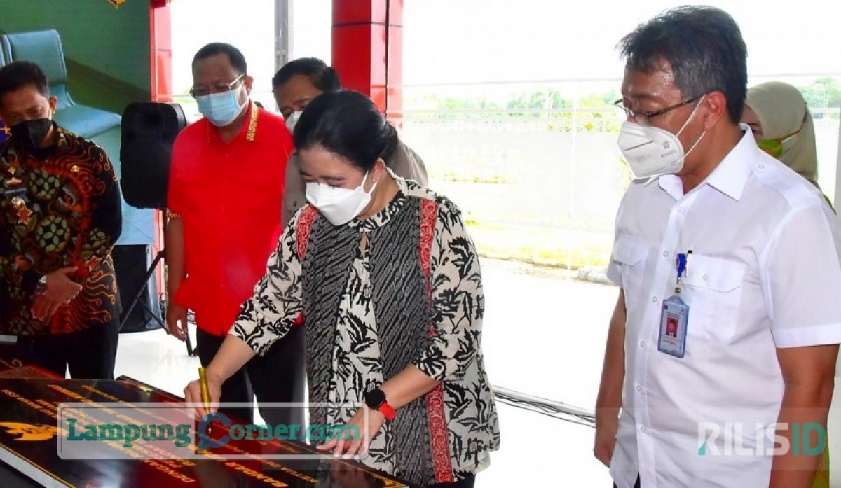 Ketua DPR RI Puan Maharani meresmikan pergantian nama Bandara Pekonserai menjadi Bandara Muhammad Taufiq Kiemas di Pesisir Barat, Sabtu (10/4/2021). FOTO: ISTIMEWA