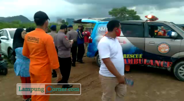 Tim SAR Gabungan saat mengevakuasi jasad korban Foto: BASARNAS