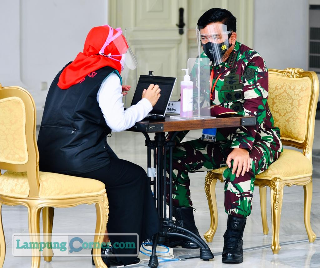 Panglima TNI Hadi Tjahjanto saat menjalani tahapan divaksinasi. Foto: Biro Pers Setpres.