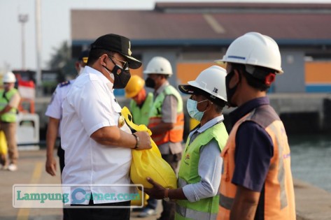 Gubernur Lampung menyerahkan bantuan kepada pekerja di Pelabuhan Panjang. Foto: Adpim