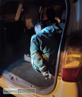 Tersangka pemerkosaan usai ditangkap polisi pada Rabu (21/7/2021) malam kemarin. FOTO: Istimewa