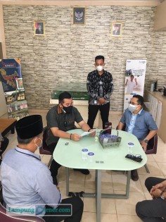 Bupati Pesawaran Dendi Ramadhona di kantor manajemen Perumahan Residence. Foto: Istimewa