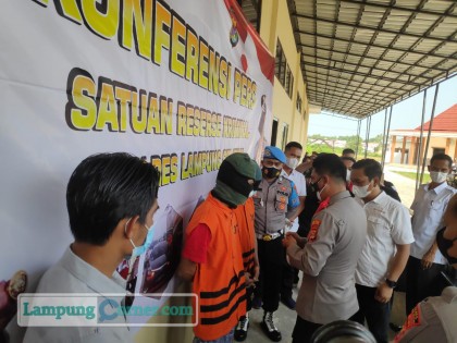 Kedua tersangka penipuan surat rapid tes antigen palesu saat dihadirkan dalam gelar perkara di Mapolres Lamsel, Rabu (28/7/2021). FOTO: A. Kurdy