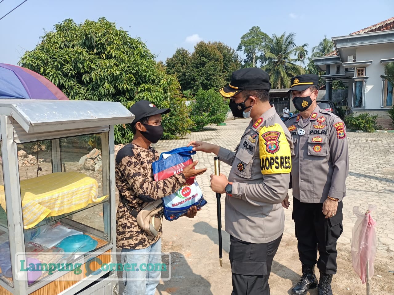 Kapolres Tubaba saat membagikan paket sembako kepada PKL. Foto: Istimewa
