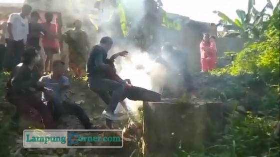 Evakuasi bocah masuk ke sumur bekas di wilayah Perumahan Bukit Kemiling Permai, Bandarlampung, Rabu (28/7/2021). FOTO: Istimewa