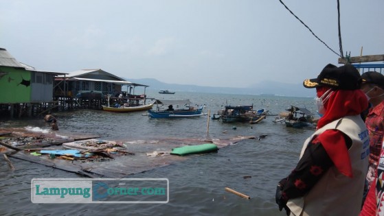 Wali Kota Bandarlampung Eva Dwiana saat meninjau lokasi rumah warga yang hancur diterjang ombak, Kamis (29/7/2021). FOTO: Sulaiman