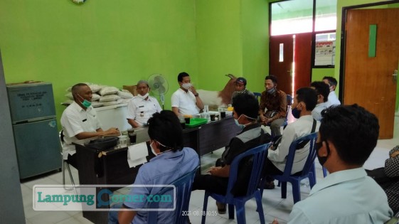 Kadis Pertanian Mesuji Pariman memberi penjelasan pada enam gapoktan. FOTO: Istimewa