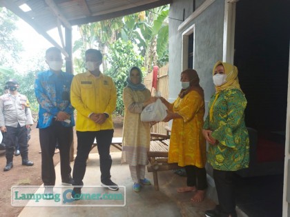 Nanda Indira Dendi door to door bagikan sembako. Foto: Kiki