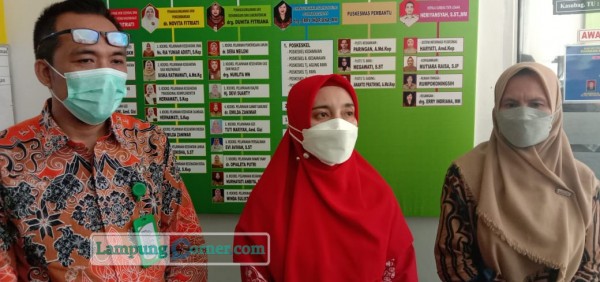 Kepala Puskesmas Satelit dr. Tria Yune Eriartasari (tengah) saat dimintai keterangan, Kamis (19/8/2021). FOTO: Sulaiman
