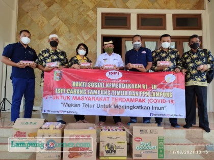 ISPI Cabang Lamtim dan PPN Lampung saat menyerahkan secara simbolis 15 ribu butir telur kepada Bupati Lamtim Dawam Rahardjo.Foto: Istimewa.