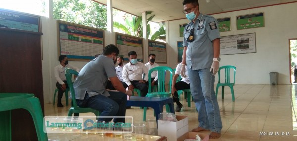 Kegiatan tes urine kepada belasan aparat Tiyuh Gunung Katung Tanjungan, Rabu (18/8/2021). FOTO: Dok. Tiyuh Gunung Katun Tanjungan