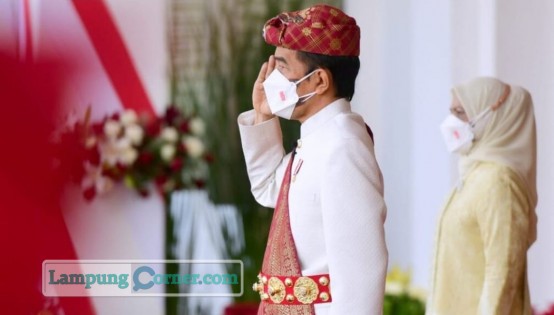 Presiden Jokowi mengenakan pakaian adat khas Lampung saat memimpin Upacara Peringatan Detik-detik Proklamasi di Istana Merdeka, Jakarta, Selasa (17/8/2021).Foto:BPMI Setpres/Muchlis Jr./Istimewa