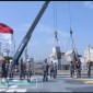 Proses bongkar muat bantuan peralatan untuk penanganan Covid-19 dari Singapura di KRI Teluk Bentuni.Foto Dispenal/istimewa.
