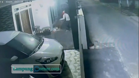 Tangkapan layar rekaman CCTV saat kedua pencuri mengambil meja dan kursi di sebuah rumah. FOTO: Istimewa
