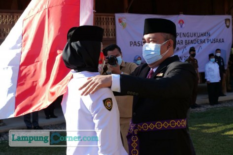 Bupati Tubaba Umar Ahmad mengukuhkan anggota Paskibra Tubaba, Senin (16/8/2021). FOTO: Dok. Kominfo Tubaba