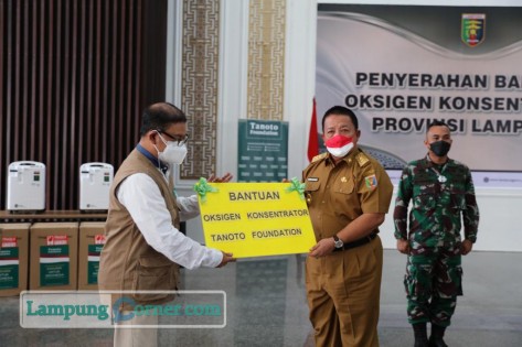 Gubernur Arinal Djunaidi menerima bantuan oksigen konsentrator, Senin (23/8/2021). Foto: Istimewa