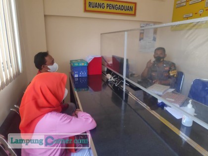 Eri dan suaminya saat mengadu ke Mapolres Lampung Selatan, Kamis (26/8/2021). FOTO: Ahmad Kurdy