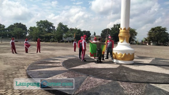 Para anggota Paskibra Tulangbawang terus berlatih hingga Kamis (12/8/2021) untuk upacara HUT RI ke-76. FOTO: Albari