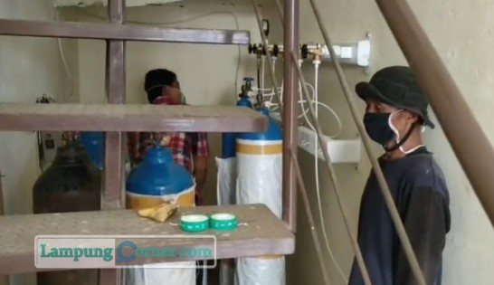 Proses isi ulang oksigen di Toko Griya Medika, Selasa (3/8/2021). FOTO: Sulaiman