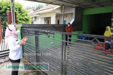 Bupati Tuba Winarti saat mengunjungi warga yang isoman. FOTO: Diskominfo Tuba