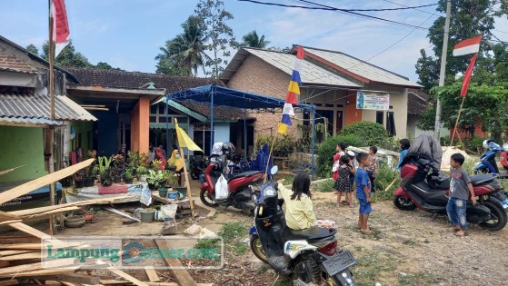 Suasana di kediaman korban kecelakaan di Kemiling, Kamis (5/8/2021). FOTO: Dwi Des Saputra