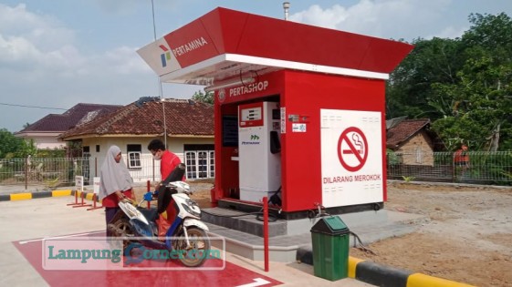 Pengendara dan petugas pertashop. Foto: Istimewa