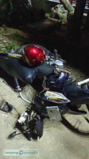 Kondisi motor yang dikendarai Rohman usai ditabrak mobil. FOTO: Dok. Polresta Bandarlampung