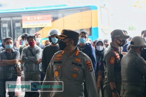 apolresta Bandarlampung Kombes Ino Harianto saat menertibkan kerumunan warga yang ingin vaksinasi di RSUDAM, Kamis (12/8/2021). FOTO: Sulaiman
