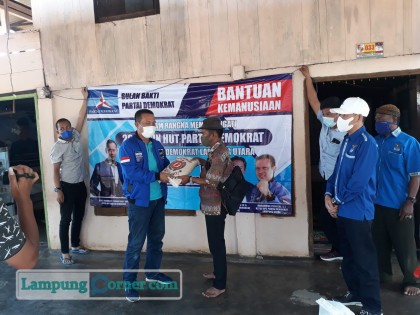 Ketua DPC Demokrat Yusrizal memberikan bantuan kepada pasien isoman. Foto: Istimewa